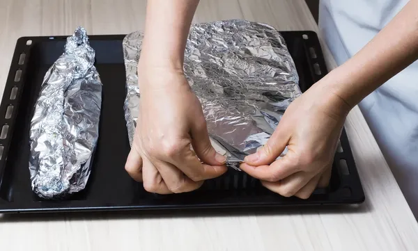 Cooking trout in foil — Stock Photo, Image