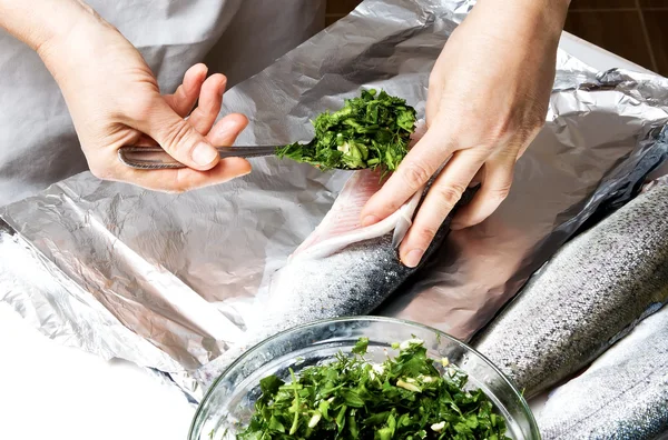 Alabalık folyo pişirme