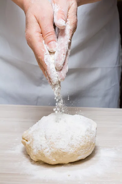 Manos amasando una masa. — Foto de Stock