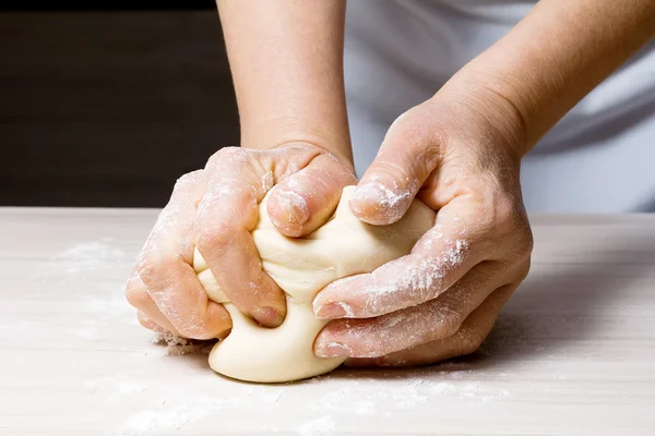 Handen kneden een deeg. — Stockfoto