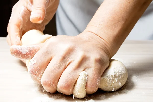 Mãos amassando uma massa de farinha. — Fotografia de Stock