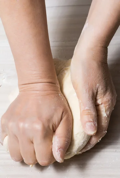 Mãos amassando uma massa de farinha. — Fotografia de Stock