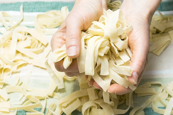 Preparazione di tagliatelle da pasta in cucina familiare — Foto Stock