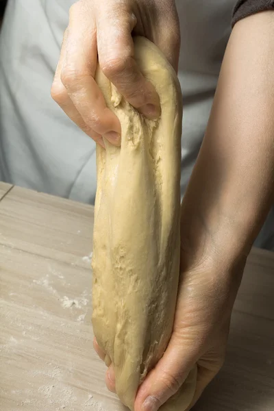 Mãos amassando uma massa de farinha. — Fotografia de Stock