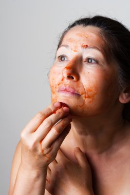 Olgun kadın çilekten kozmetik maske yapıyor..