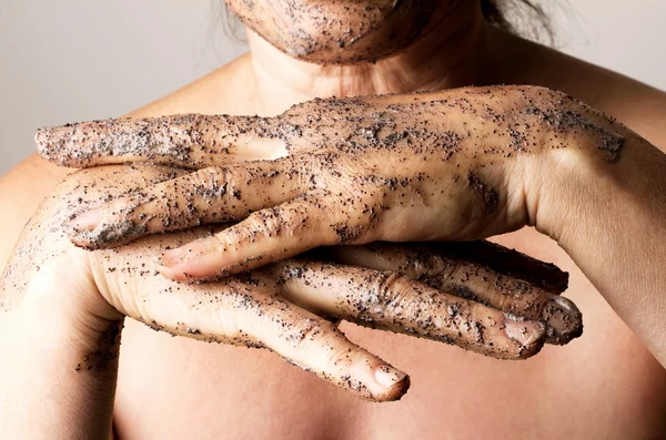 Mulher madura fazendo máscara cosmética — Fotografia de Stock