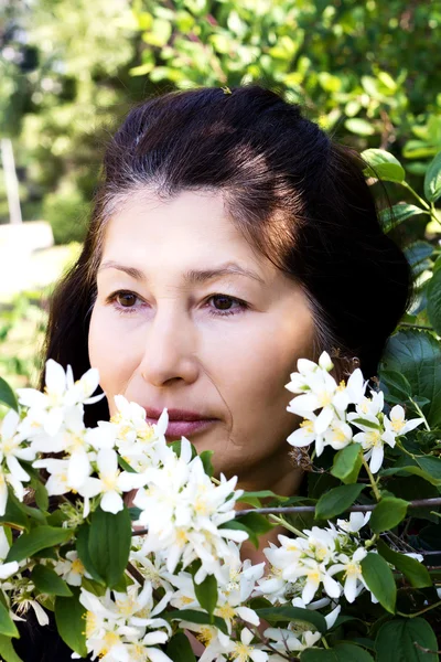 Piękna kobieta z kwiatów jaśminu — Zdjęcie stockowe