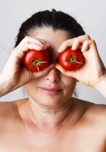 Mujer asiática mostrando tomates —  Fotos de Stock