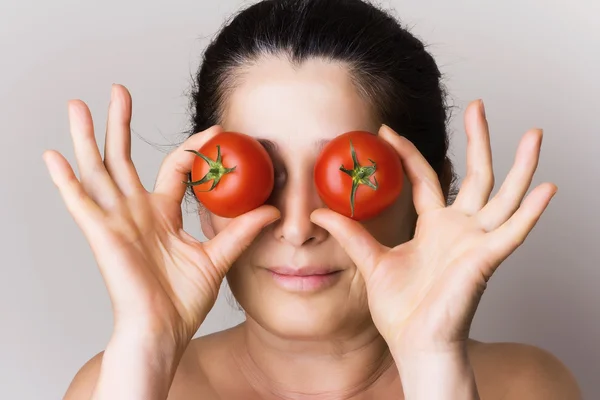 Mujer asiática mostrando tomates —  Fotos de Stock