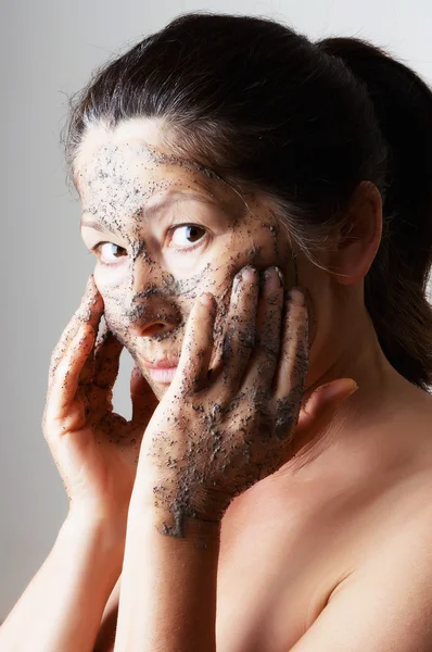 Mulher madura fazendo máscara cosmética — Fotografia de Stock