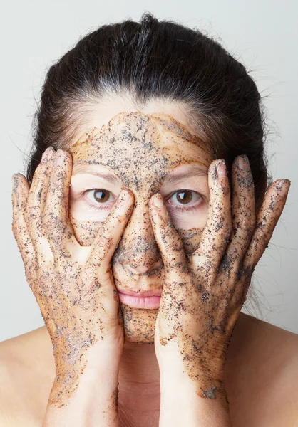 Mulher madura fazendo máscara cosmética — Fotografia de Stock