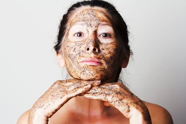 Зрелая женщина делает косметическую маску — стоковое фото