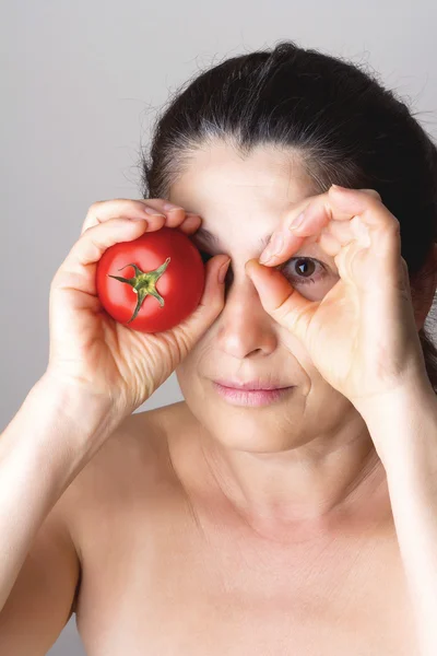 Mulher asiática mostrando tomates — Fotografia de Stock