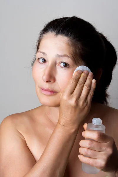 Asiatico donna clean faccia — Foto Stock