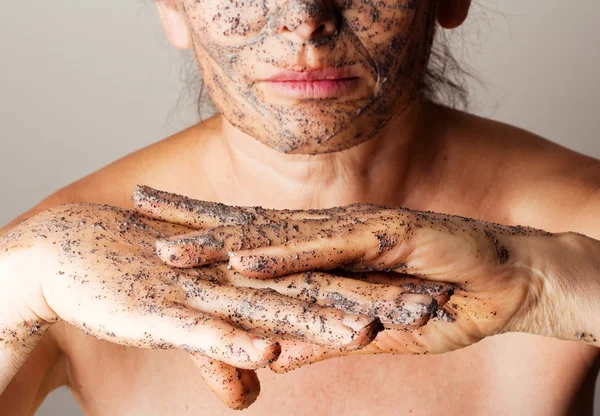 Mulher madura fazendo máscara cosmética — Fotografia de Stock