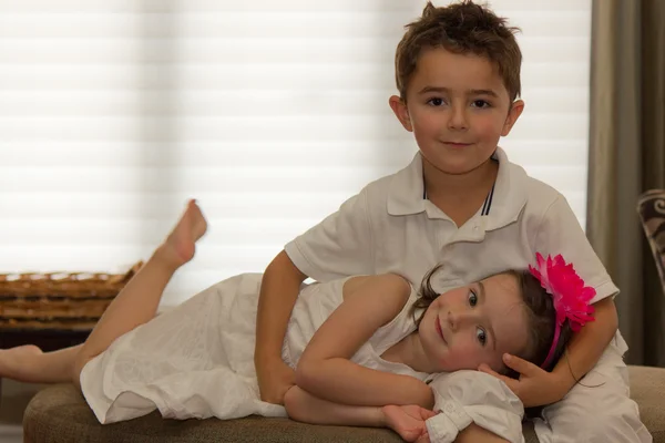 Hermosos, niños felices posando — Foto de Stock