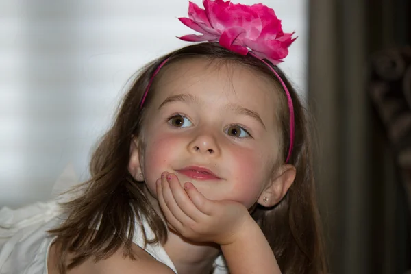 Hermosa, niña feliz posando —  Fotos de Stock