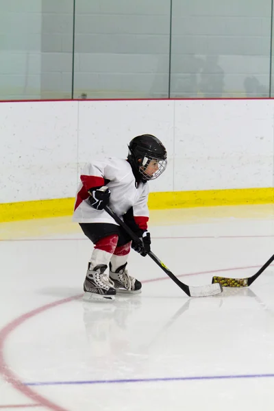 Ragazzino che gioca a hockey su ghiaccio — Foto Stock