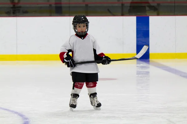 Petit garçon jouant au hockey sur glace — Photo