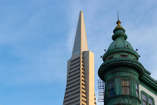 San francisco icons transamerica pyramide und der columbus buildi — Stockfoto