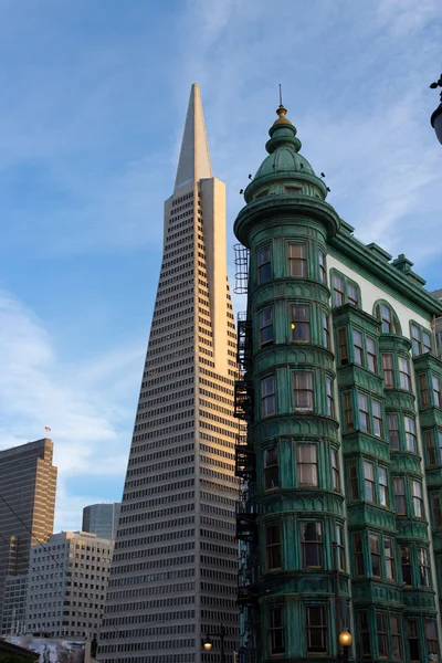 San Francisco Icons Transamerica Pyramid and the Columbus Buildi — Stock Photo, Image