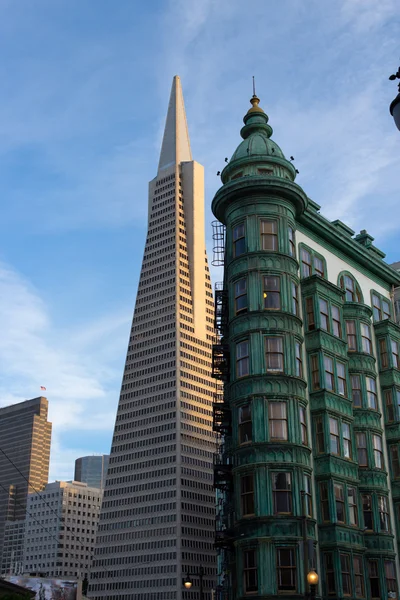 Ikony San francisco transamerica pyramid i budynku columbus — Zdjęcie stockowe