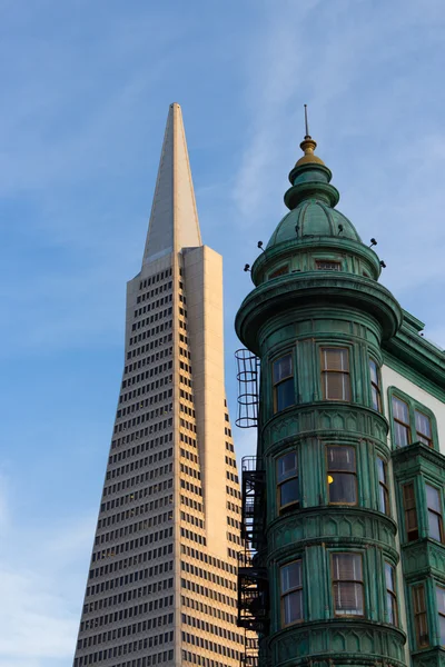 San Francisco Icons Transamerica Pyramid and the Columbus Buildi — Stock Photo, Image