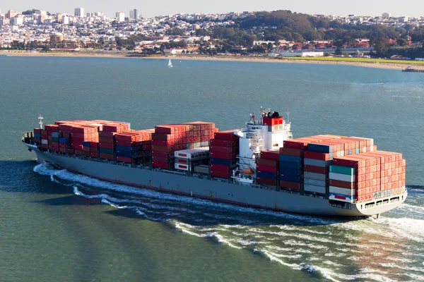 Barco de contenedores en la Bahía de San Francisco —  Fotos de Stock