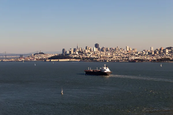 Lastfartyg i san francisco-bukten — Stockfoto