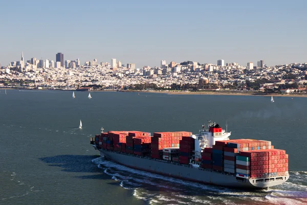 Containerschiff in der Bucht von San Francisco Stockbild