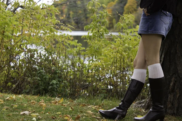 Laarzen en rok in het bos — Stockfoto