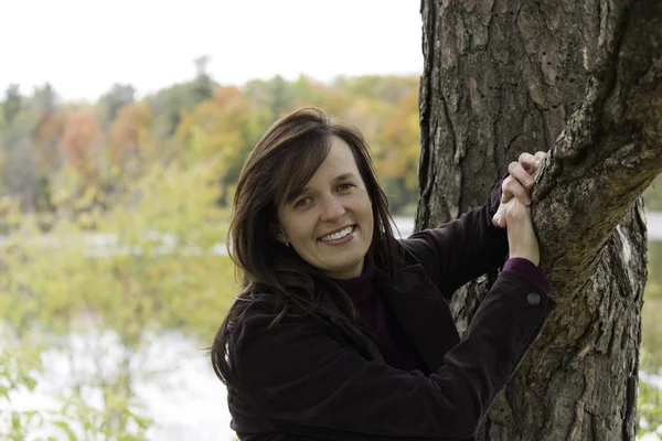 Schöne junge Frau im herbstlichen Wald — Stockfoto