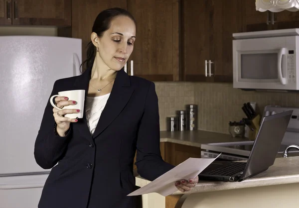 Mujer de negocios trabajando desde casa. — Foto de Stock