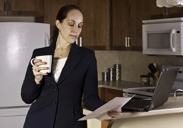 Mulher de negócios que trabalha em casa. — Fotografia de Stock