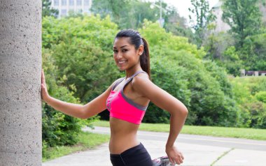 genç kadın uzanıyor çalıştırmadan önce