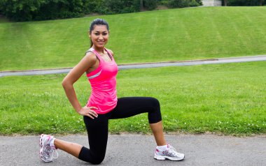 genç kadın bir Koşudan önce germe