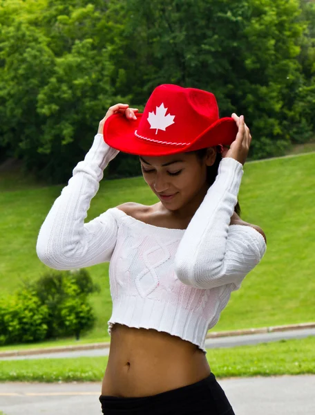 Piękna dziewczyna kanadyjski czerwony kapelusz kowbojem — Zdjęcie stockowe