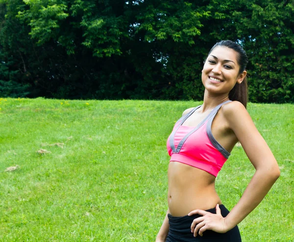 Giovane donna in forma nel parco — Foto Stock