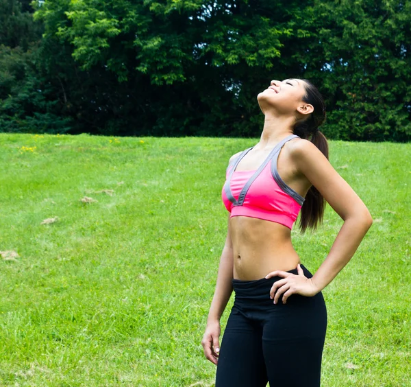 Jonge fit vrouw in het park — Stockfoto