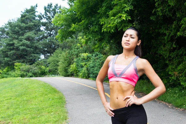 Jonge vrouw rusten na het lopen — Stockfoto