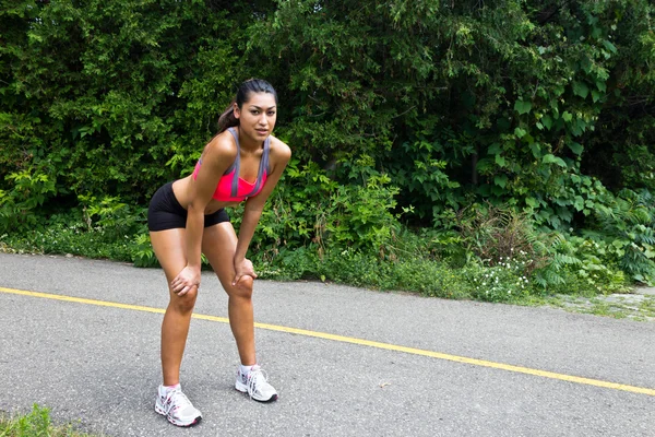 Mujer joven agotada después de correr — Foto de Stock