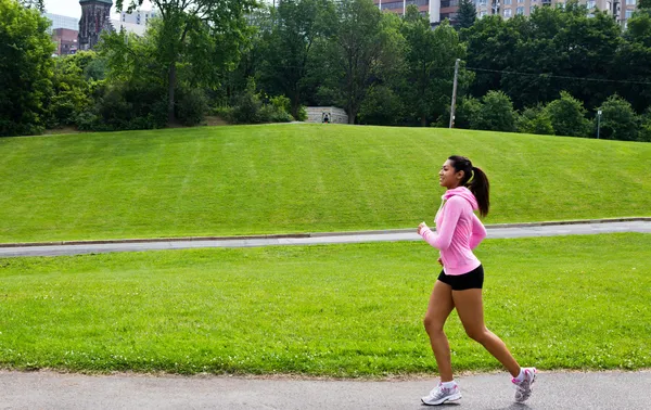 都市公園で走っている女性に適合します。 — ストック写真