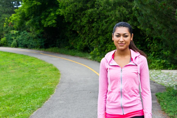 ジョギング用の小道を歩いて女性 — ストック写真