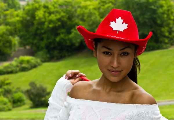 Vackra Kanada flicka med rött cowboyhatt — Stockfoto