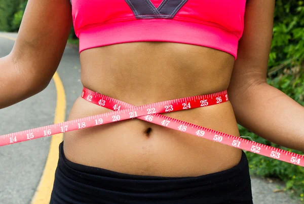 Medição da cintura em uma mulher apta — Fotografia de Stock