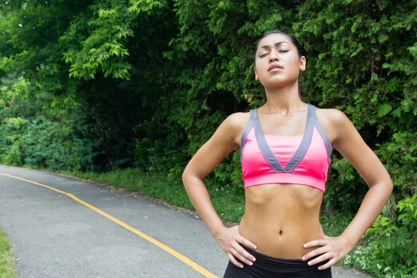 Jovem mulher descansando depois de correr — Fotografia de Stock