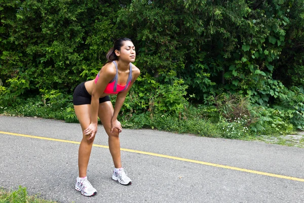 Jeune femme épuisée après avoir couru — Photo