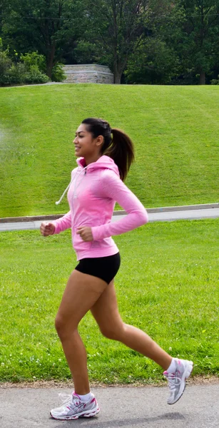 在公园里跑步的女人 — 图库照片