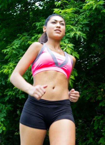 Mujer joven y atractiva corriendo por el sendero de la naturaleza —  Fotos de Stock