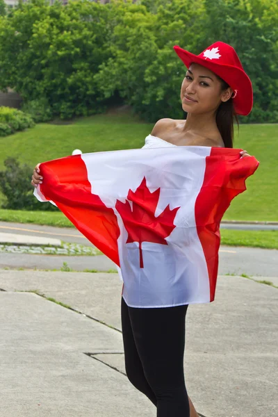 Vacker flicka med en canada flagga — Stockfoto